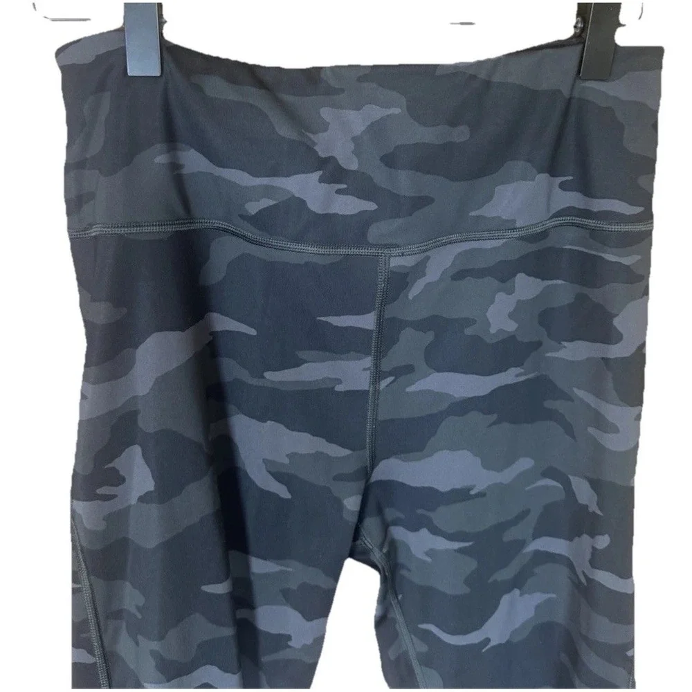 Athleta Ultimate 7/8 Tight Leggings Stash Pockets Medium Black Camo Active